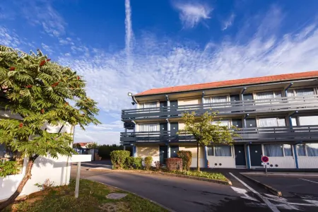 Kyriad Villeneuve Saint-Georges Отели в г. Монжерон