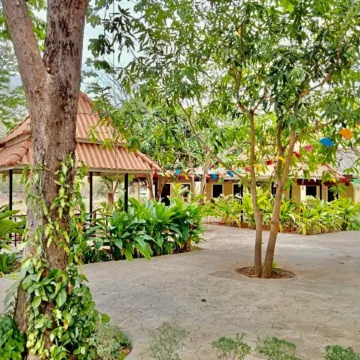 Erawan Guesthouse Отели в г. Паксе