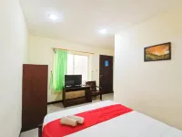 Yutaka Inn Royal Plaza Surabaya Hotell i Margorejo