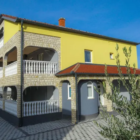 Lucky Luke Pool Apartments