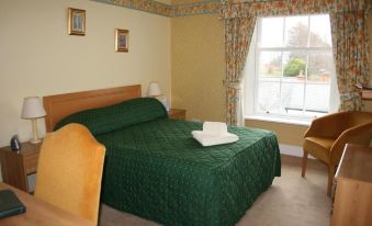 House - Sleeps 6 & Paid Off Site Parking Available