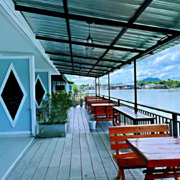 Chaiyai River Front Hotel