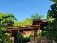Playa Bluff Lodge