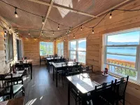 Knotty Pine Cottages, Suites & Motel Rooms Hotel di Victoria County