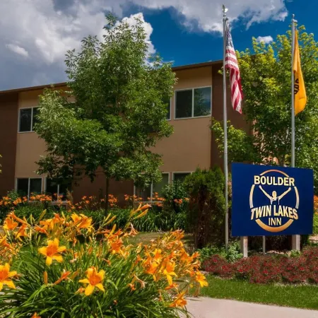 Boulder Twin Lakes Inn Отели рядом с достопримечательностью «Университет Наропы»