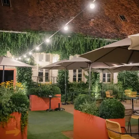 Logis Hostellerie des Clos et Restaurant Bistrot des Grands Crus Отели в г. Шабли
