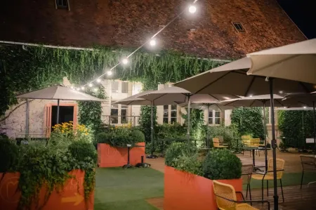 Logis Hostellerie des Clos et Restaurant Bistrot des Grands Crus Отели в г. Шабли