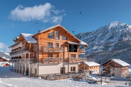 Le Chalet Blanc Hôtel & Spa Отели рядом с достопримечательностью «Montgenevre Ski Resort»