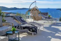Villa Seven Seas with Heated Pool and Jacuzzi by the Sea