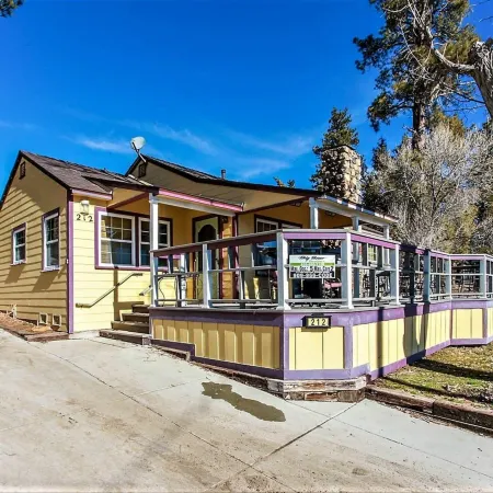 Modern 2Br Lakefront Cabin: Mins to Village w/ Dock Access & Wifi