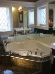 Leaside Manor - Hot Tub