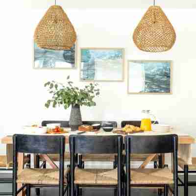ONeill I by AvantStay Coastal Paradise Steps from Beach Modern Decor Dining/Meeting Rooms