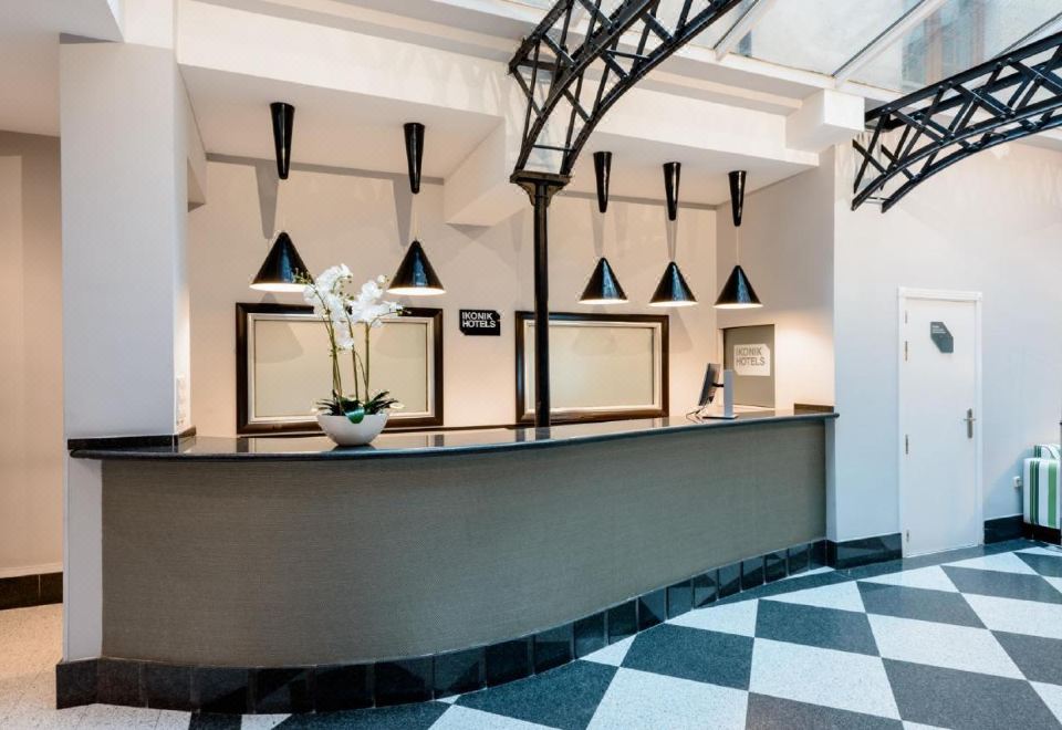 호텔에서 마요르 광장으로 향하는 길