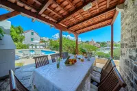 Villa Bonaca Perfect Location for a Holiday with Friends or Family, Heated Pool