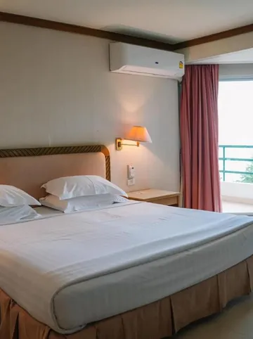 รูปภาพของโรงแรมขนอมโกลเด้นบีช