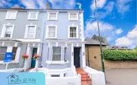 Studio at 113b - Cosy 1-Bed Studio, Hampton, free parking & Wi-Fi Hotels in Molesey