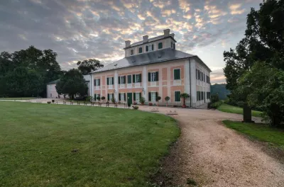 特魯特諾夫亞當酒店 酒店