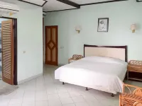 RedDoorz Plus Near Tugu Mercusuar Anyer Hotel in zona Spiaggia Anyer Beach