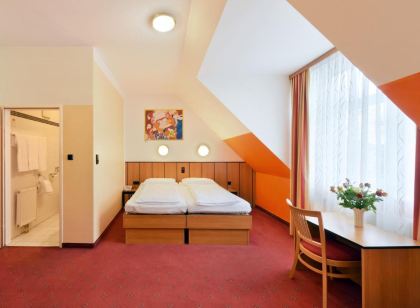 Garten- und Kunsthotel Gabriel, mit 80 Klimt Bildern der Künstlerin Shir Catz