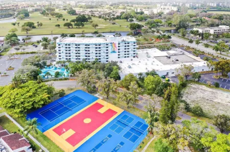 Chateau Mar Golf Resort, Trademark Collection by Wyndham Отели рядом с достопримечательностью «Сентрал Бровард Риджинал Парк энд Стадиум»