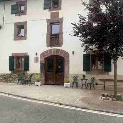 Apartamentos de Montaña Mendiola - Casa Ferran-Casa Karrikaburu Hotel Exterior