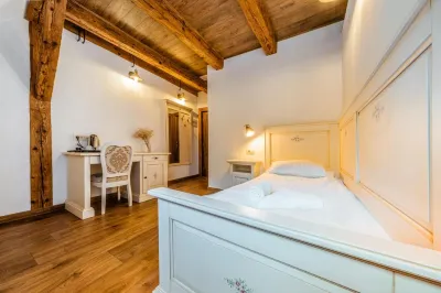 Casa Chitic - Hotel & Restaurant- STR Nicolae Balcescu 13 Hotel dekat Butoiul Sasului