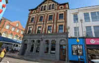 Gorgeous Comfortable Apartment on the High Street Hotels in 
