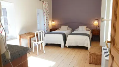 Au Coq Bleu Hotels in Mareugheol