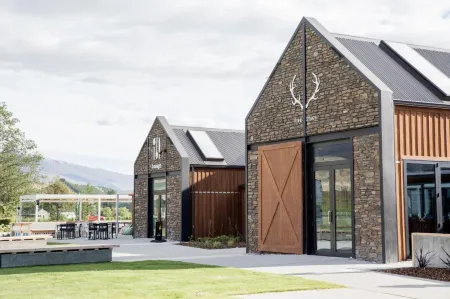 The Harvest Hotel Отели рядом с достопримечательностью «Wooing Tree Estate»