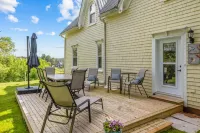Clinton Pond Bed and Breakfast Hotels in Queens County