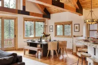 Coyote Moon by AvantStay Cabin WSauna Mins from DT Truckee NorthStar