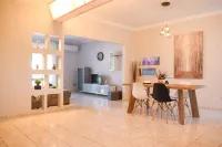 Cozy Flat on the Main Square, 10Min to the Sea