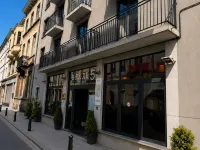 Brxxl 5 City Centre Hostel Отели рядом с достопримечательностью «Станция метро Lemonnier»
