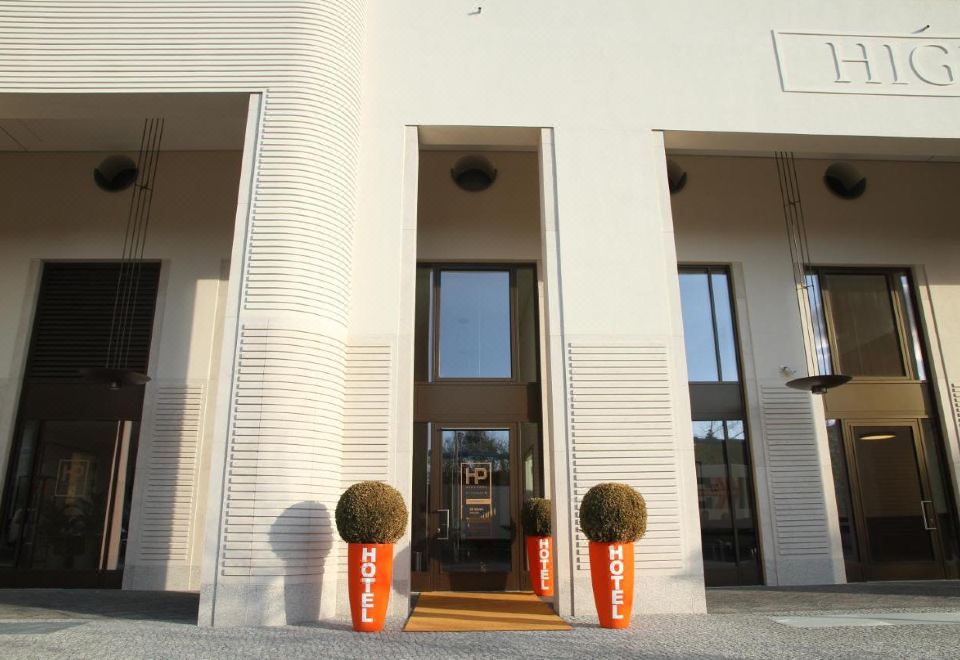 1. 하이파크 바이 ..