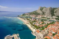 Villa Mama - Traditional Apartments in Omis, Free Parking - parking