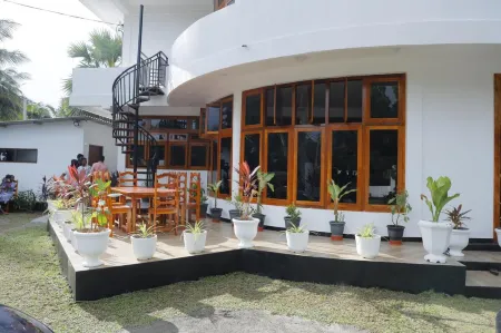Amis Hotel & Restaurant Отели рядом с достопримечательностью «University of Jaffna Faculty of Science»