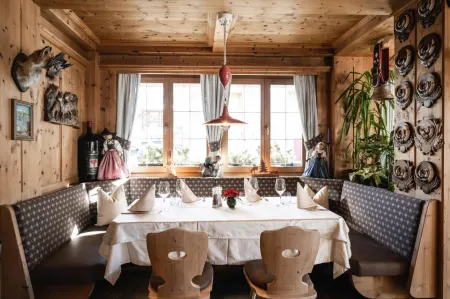 Hotel Ladinia Отели рядом с достопримечательностью «Ski School Dolomites»