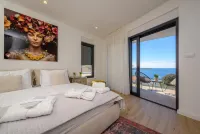 Villa Seven Seas with Heated Pool and Jacuzzi by the Sea