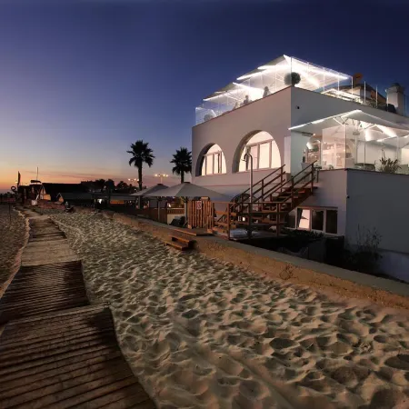 Golden Beach Guest House & Rooftop Bar