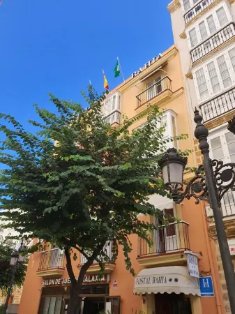 Hostal Bahía Отели рядом с достопримечательностью «Torre Tavira»