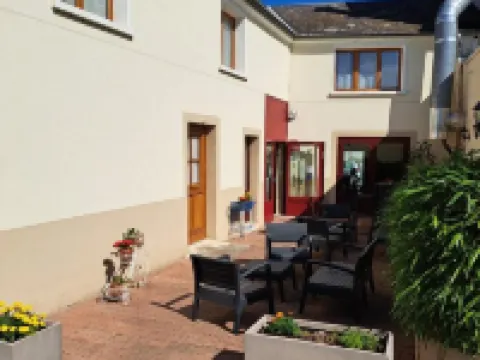 Logis hôtel Au Relais Nivernais ヌベールのホテル