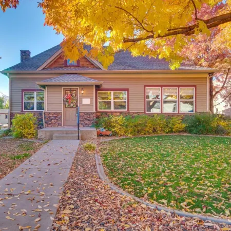 Charming Getaway, Walk to Windsor Lake and Downtown!