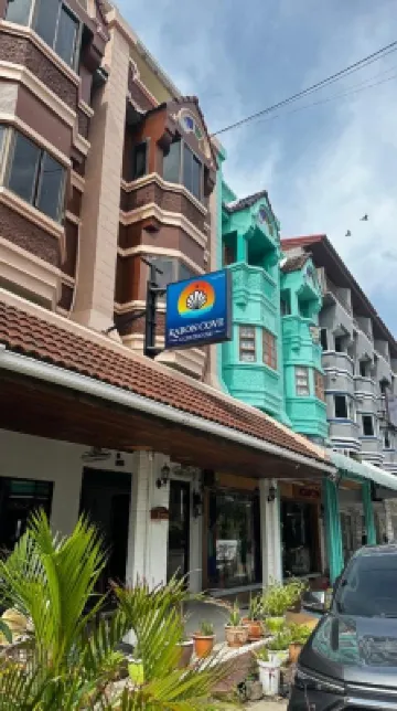 Karon Cove at Seabreeze Inn โรงแรมใกล้หาดกะรน