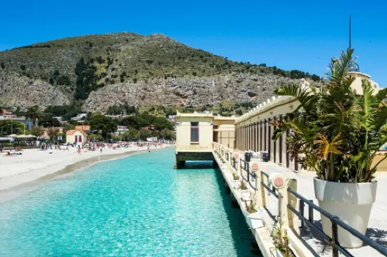 Casetta Vista Mare in Piazza a Mondello by Wonderful Italy