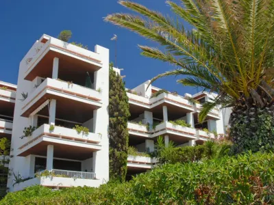 Apartamentos del Rey Hotels near Agua Blanca
