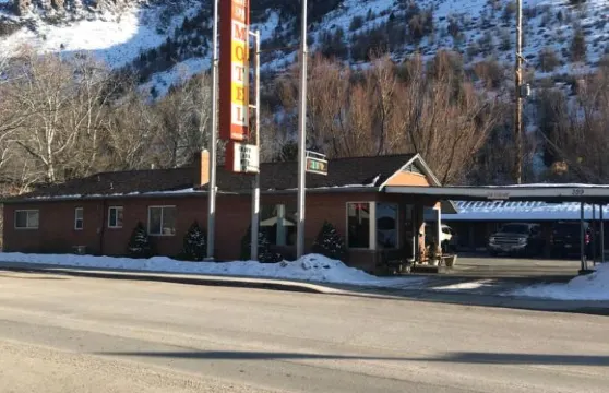 拉瓦 SPA 汽車旅館及房車公園