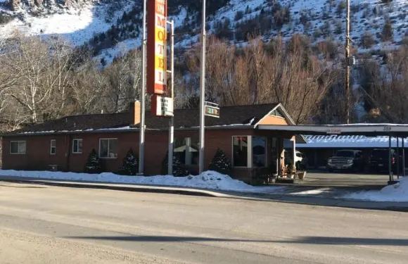 拉瓦 SPA 汽車旅館及房車公園