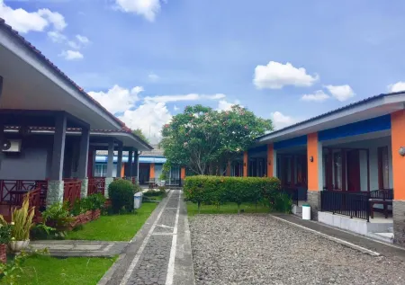 Mandalawangi Hotel Отели в г. Indihiang