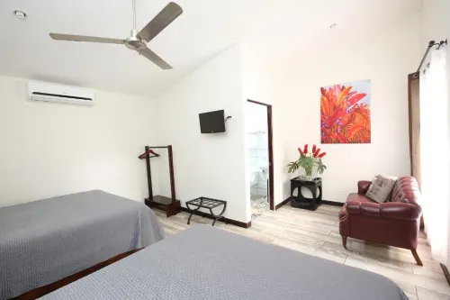 Casa María Aeropuerto B&B