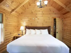 Sugar Maple Cabin by Amish Country Lodging